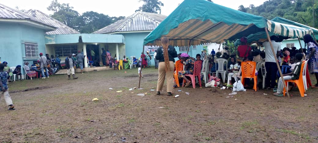 Caravane médicale : la santé publique en collaboration avec le député et les fils du district de Ndougou