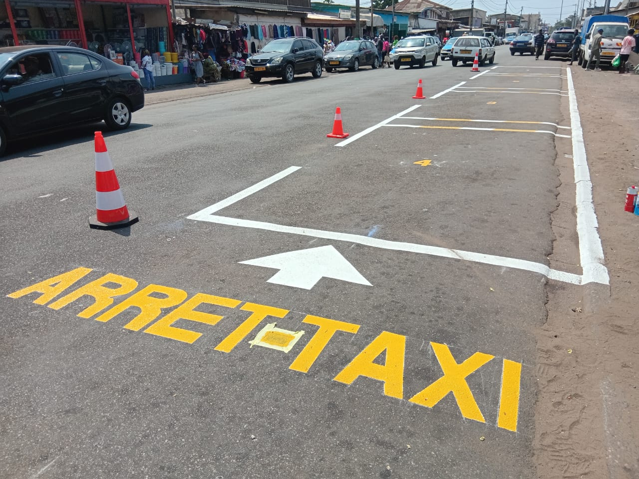 Transport urbain à Port-Gentil : le marquage au sol pour mieux organiser le stationnement