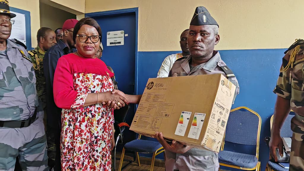 OGOQUÉ-MARITIME : LE MINISTRE D’ÉTAT BRIGITTE ONKANOWA EN VISITE DES CASERNES
